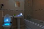Luz para baño illumiBowl Luz nocturna activada por movimiento de inodoro (como se ve en el tanque de tiburón) multicolor, ajuste universal - Imagen 4