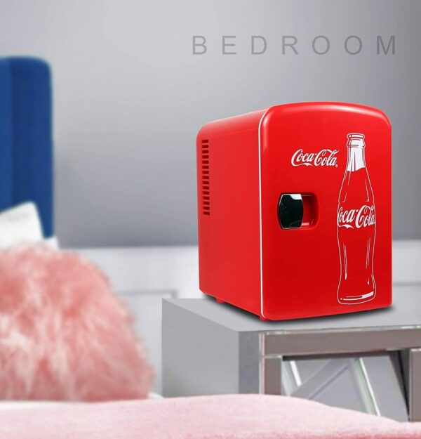 Hielera Coca-Cola portátil, clásico, de 4.2 cuartos de galón, 6 latas, refrigerador portátil, mini refrigerador, bebidas, alimentos para bebés, cuidado de la piel y medicamentos, uso en el hogar, oficina, dormitorio y coche, con enchufes AC y DC, rojo y blanco - Imagen 2