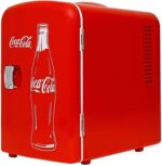 Hielera Coca-Cola portátil, clásico, de 4.2 cuartos de galón, 6 latas, refrigerador portátil, mini refrigerador, bebidas, alimentos para bebés, cuidado de la piel y medicamentos, uso en el hogar, oficina, dormitorio y coche, con enchufes AC y DC, rojo y blanco