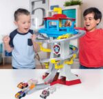 Juguete Paw Patrol, True Metal Adventure Bay Rescue Way Playset con 2 vehículos exclusivos, escala 1:55