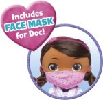 Doc McStuffins Disney Junior - Muñeca para lavar las manos, con máscara y accesorios - Imagen 2