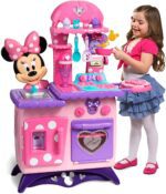 La cocina Flipping Fun de Minnie incluye sonidos realistas de cocina