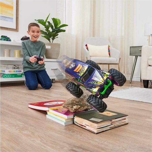 Monster Jam, Fuerza oficial de Grave Digger Freestyle, auto de control remoto, juguetes de camión monstruo para niños y adultos, escala 1:15 - Imagen 4