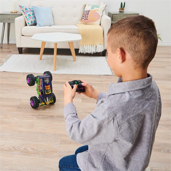 Monster Jam, Fuerza oficial de Grave Digger Freestyle, auto de control remoto, juguetes de camión monstruo para niños y adultos, escala 1:15 - Imagen 6