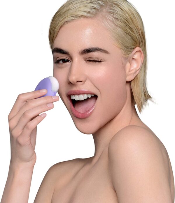 FOREO LUNA Play Plus 2 - Cepillo de limpieza facial de silicona y exfoliante facial, todo tipo de piel, para una piel limpia y saludable, mejora la absorción de productos para el cuidado de la piel facial - Imagen 2