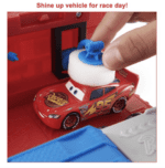 Disney and Pixar Cars Transforming Mack Playset, 2-in-1 toy Truck & Tune-Up Station - Imagen 2