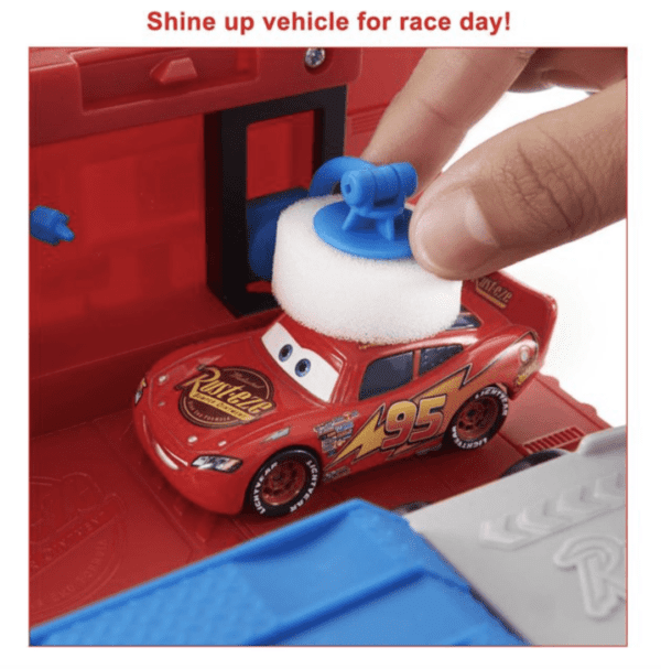 Disney and Pixar Cars Transforming Mack Playset, 2-in-1 toy Truck & Tune-Up Station - Imagen 2