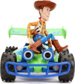 Disney Pixar Toy Story 4 Turbo Buggy con vehículo de control de radio Woody, 2.4 Ghz, 1: 24 - Imagen 3