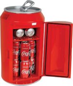 Coca-Cola - Mini refrigerador portátil de 12 latas con cables de 12 V CC y 110 V CA, enfriador personal con forma de lata de 10.6 cuartos de galón, rojo, refrigerador de viaje para bebidas, aperitivos, almuerzo, hogar, oficina, dormitorio, caravana
