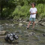 CARRO CONTROL RC - DC Comics Batman, vehículo de control remoto de batmóvil todo terreno, juguetes de Batman resistentes al agua para niños de 4 años en adelante - Imagen 3