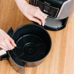 Ninja AF150AMZ - Freidora de aire XL, 5.5 cuartos de galón, capacidad que puede freír al aire, asar al aire, hornear, recalentar y deshidratar, con apto para lavavajillas, cesta antiadherente y plato crujiente y una guía de recetas inspirada en el chef, color gris - Imagen 3