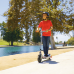 Razor Black Label E100 Electric Scooter – Silver / Red, for Kids Ages 8+ and up to 120 lbs, 8" Pneumatic Front Tire, Up to 10 mph & up to 35 mins of Ride Time, Power Core High-Torque Hub Motor - Imagen 3