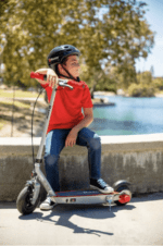 Razor Black Label E100 Electric Scooter – Silver / Red, for Kids Ages 8+ and up to 120 lbs, 8" Pneumatic Front Tire, Up to 10 mph & up to 35 mins of Ride Time, Power Core High-Torque Hub Motor - Imagen 2