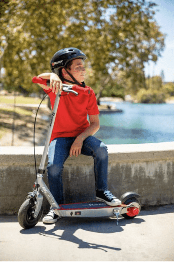 Razor Black Label E100 Electric Scooter – Silver / Red, for Kids Ages 8+ and up to 120 lbs, 8" Pneumatic Front Tire, Up to 10 mph & up to 35 mins of Ride Time, Power Core High-Torque Hub Motor - Imagen 2