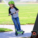Razor Black Label E90 Electric Scooter, for Kids Ages 8+ and up to 120 lbs, Up to 10 mph & Up to 40 mins of Ride Time, 90W Power Core High-Torque Hub Motor - Imagen 3