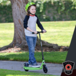 Razor Black Label E90 Electric Scooter, for Kids Ages 8+ and up to 120 lbs, Up to 10 mph & Up to 40 mins of Ride Time, 90W Power Core High-Torque Hub Motor - Imagen 2