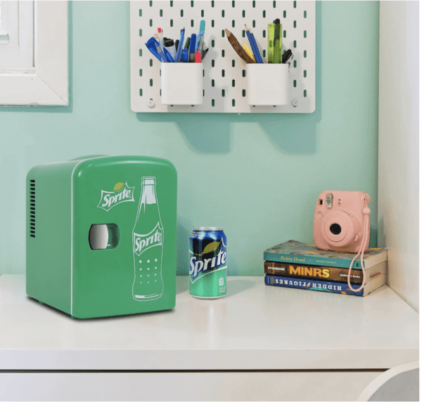 Mini Refrigerador Sprite - Enfriador/calentador portátil de 4 litros, refrigerador de viaje personal compacto para aperitivos, almuerzo, bebidas, cosméticos, incluye cables de 12 V y CA, bonito accesorio de escritorio para el hogar, oficina, dormitorio, viajes, color verde - Imagen 6