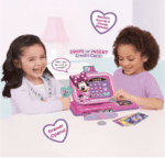 Disney - Caja registradora Minnie Mouse Bowtique de Disney Junior con sonidos, juegos de disfraces y simulación, juguetes para niños con licencia oficial para niños a partir de 3 años - Imagen 3