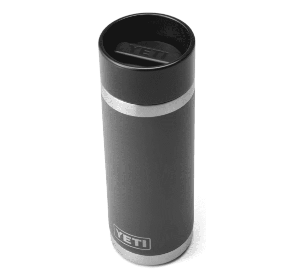 YETI Rambler - Botella de acero inoxidable aislada al vacío con tapa de chupito caliente, 18 onzas, color negro - Imagen 3