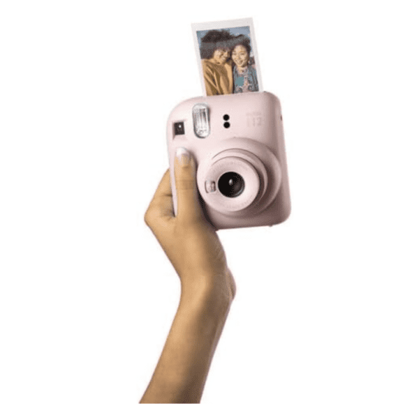Fujifilm Cámara instantánea Instax Mini 12 con película instantánea Fujifilm (50 hojas) con accesorios que incluyen funda compatible con correa, álbum de fotos de lentes, calcomanías, paquete de marcos (rosa flor) - Imagen 2