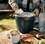 YETI Rambler - Cubo para bebidas, doble pared aislada al vacío con tapa, color azul marino - Imagen 9