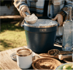 YETI Rambler - Cubo para bebidas, doble pared aislada al vacío con tapa, color azul marino - Imagen 4