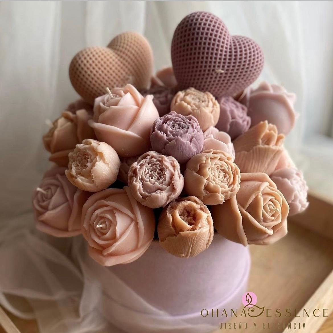 Imagen de WhatsApp 2024-08-05 a las 15.37.36_c3f6bcf4 Ohana Essence Candles arreglo floral mediano hecho con velas de soya, con colores de preferencia - Imagen 1