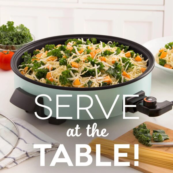 Dash Sartén eléctrica de tamaño familiar con superficie antiadherente de 14 pulgadas + libro de recetas para pizza, hamburguesas, galletas, fajitas, desayuno y más, capacidad de 20 tazas, 1400 W - Imagen 4