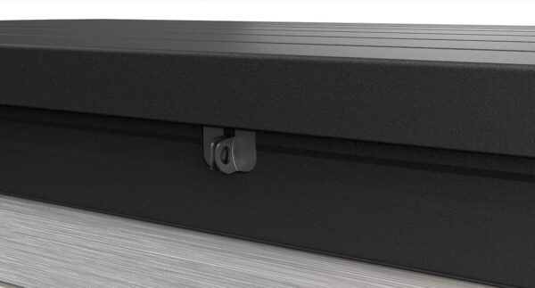 Keter Denali Caja de resina grande de 150 galones para organizar y almacenar muebles de patio, cojines de exterior, herramientas de jardín y juguetes de piscina, gris y negro - Imagen 4