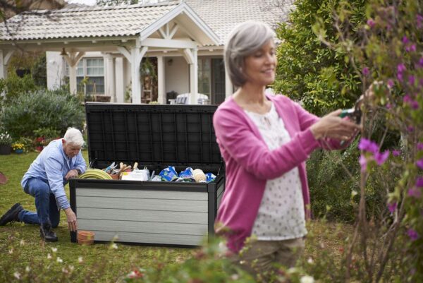 Keter Denali Caja de resina grande de 150 galones para organizar y almacenar muebles de patio, cojines de exterior, herramientas de jardín y juguetes de piscina, gris y negro - Imagen 15