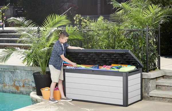 Keter Denali Caja de resina grande de 150 galones para organizar y almacenar muebles de patio, cojines de exterior, herramientas de jardín y juguetes de piscina, gris y negro - Imagen 11