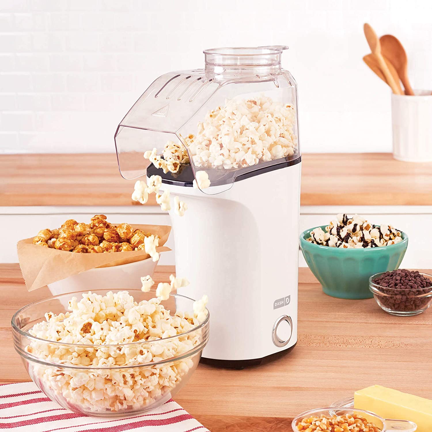 81yVQHOqLtL._AC_SL1500_ Máquina DASH de hacer palomitas de maíz con taza de medición para porción con granos de maíz + mantequilla derretida, 16 unidades, color blanco - Imagen 1