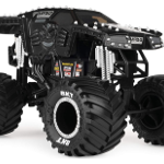 Monster Jam Camión monstruo oficial Max-D - Max-D Collector a escala 1:24 - Llantas cromadas y neumáticos BKT para uso en todos los juegos - Coleccionable para fanáticos y fiestas de cumpleaños - Imagen 4