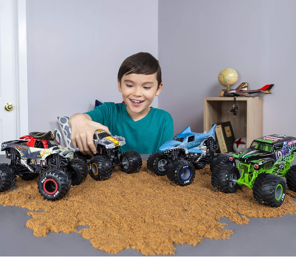 Monster Jam Camión monstruo oficial Max-D - Max-D Collector a escala 1:24 - Llantas cromadas y neumáticos BKT para uso en todos los juegos - Coleccionable para fanáticos y fiestas de cumpleaños - Imagen 7