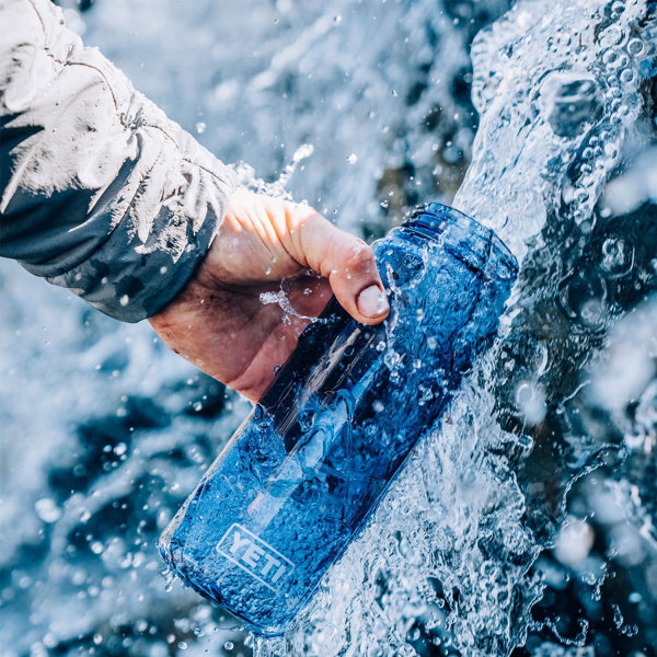 YETI Botella de agua Yonder con tapa Yonder Chug, ligera, a prueba de fugas y sin BPA 750 ml 25 oz - Imagen 5