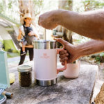 Cafetera STANLEY clásica de prensa francesa que se mantiene caliente, 48 onzas, infusión de 5 minutos, 4 horas de calor, filtro de malla para posos de café, prensa francesa de acero inoxidable aislada - Imagen 4