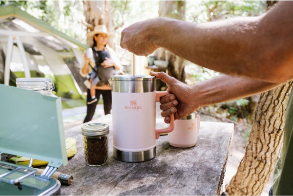 Cafetera STANLEY clásica de prensa francesa que se mantiene caliente, 48 onzas, infusión de 5 minutos, 4 horas de calor, filtro de malla para posos de café, prensa francesa de acero inoxidable aislada - Imagen 4